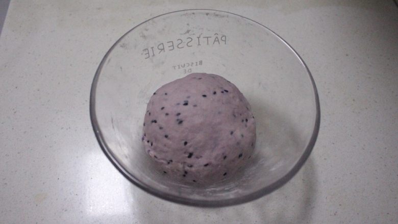 紫薯黑芝麻烙饼(冷藏发酵法）,揉成光滑的面团