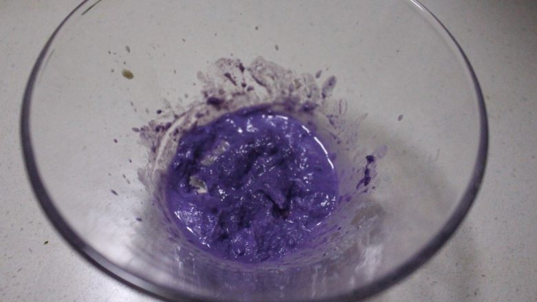 紫薯黑芝麻烙饼(冷藏发酵法）,倒入一点点牛奶液搅拌均匀，不要有小疙瘩