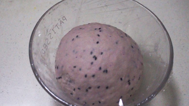 紫薯黑芝麻烙饼(冷藏发酵法）,盖上保鲜膜，放入冰箱冷藏发酵12小时