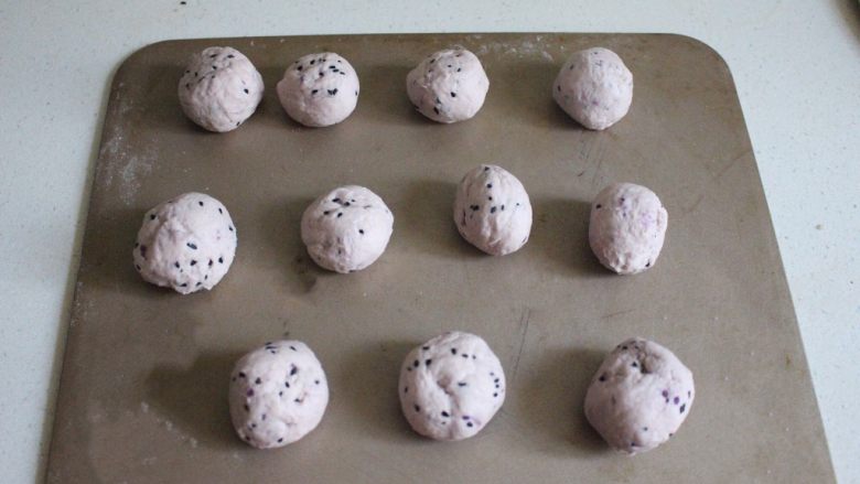 紫薯黑芝麻烙饼(冷藏发酵法）,将所有小剂子滚圆后放置一旁醒发10分钟