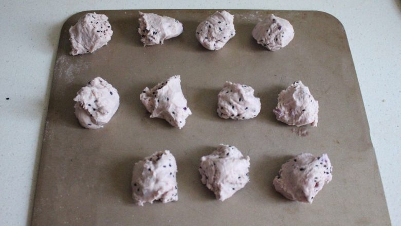 紫薯黑芝麻烙饼(冷藏发酵法）,将发酵好的面团取出，撕成平均大小的个剂子