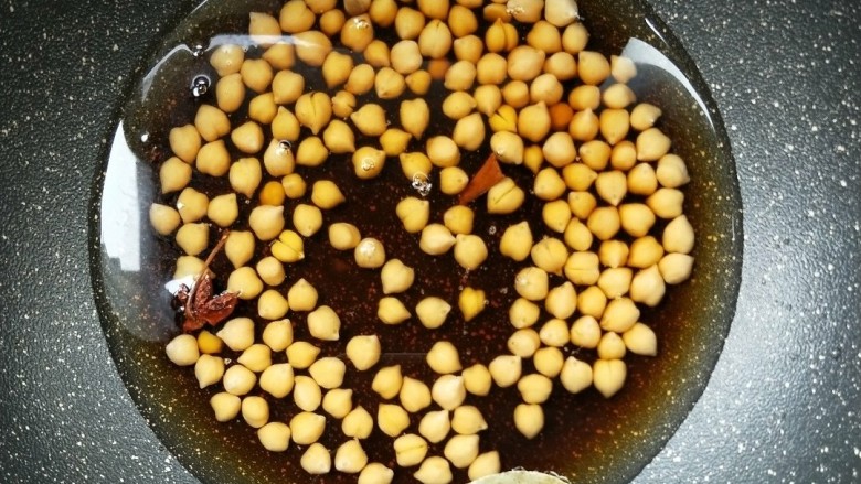 快手卤水鹰嘴豆,加清水高过鹰嘴豆一个手指头高度。