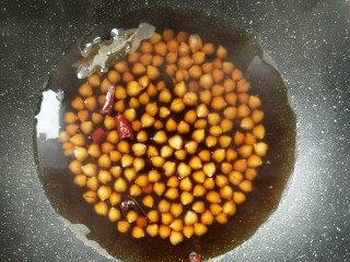 快手卤水鹰嘴豆,关火放凉，喜欢味重的让鹰嘴豆在卤水中浸泡一晚上。
