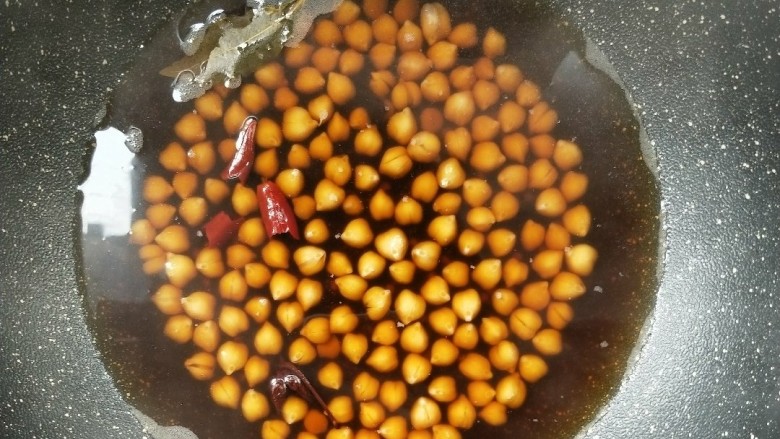 快手卤水鹰嘴豆,关火放凉，喜欢味重的让鹰嘴豆在卤水中浸泡一晚上。