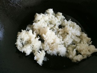 海兔芦笋蛋炒饭,锅里放油，倒入凉米饭翻炒一会儿。