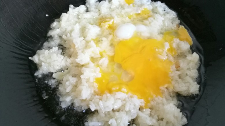 海兔芦笋蛋炒饭,加入鸡蛋翻炒均匀。