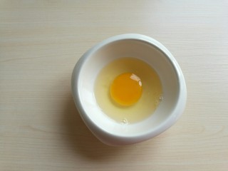 海兔芦笋蛋炒饭,鸡蛋打入碗中，或者炒饭时直接打入锅里也可。