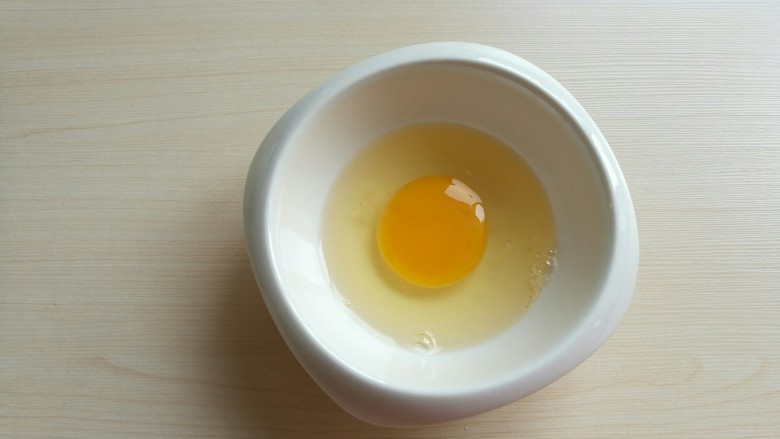 海兔芦笋蛋炒饭,<a style='color:red;display:inline-block;' href='/shicai/ 9'>鸡蛋</a>打入碗中，或者炒饭时直接打入锅里也可。