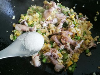 海兔芦笋蛋炒饭,放入少许的食盐。