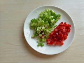 海兔芦笋蛋炒饭,红椒和小葱分别切碎。