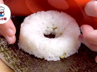 零难度寿司甜甜圈,再填满米饭，压实定型，底部垫海苔，倒扣脱模