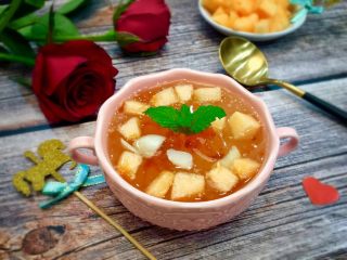 美容养颜~蜜瓜桃胶百合银甜汤,用自己喜欢的餐具舀上刚熬好的甜汤再放上哈密瓜，成品图，看看就觉得很滋润很好喝的样子吧