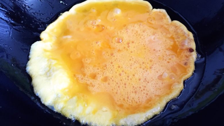 蒜苗炒鸡蛋,锅内再放油，倒入鸡蛋液