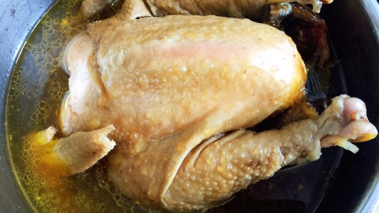 卤鸡,煮好后可以浸泡在汤水里面入味，吃的时候再取出
