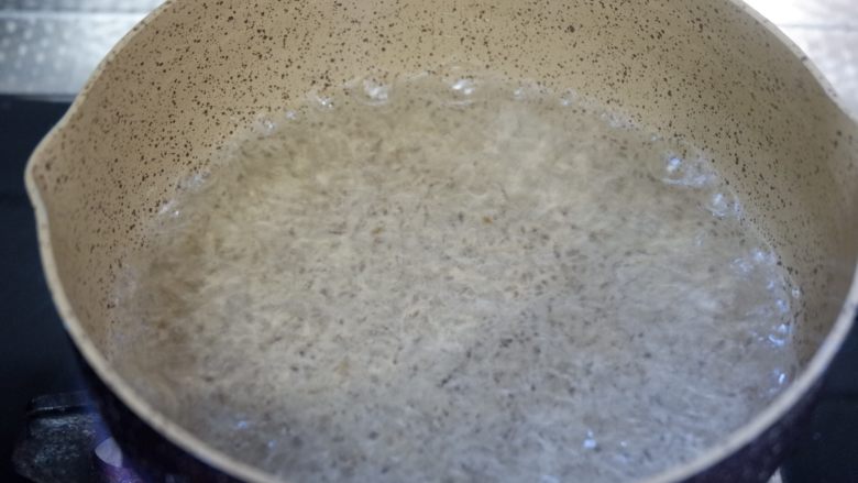 培根芦笋卷,锅中加入盐煮沸水