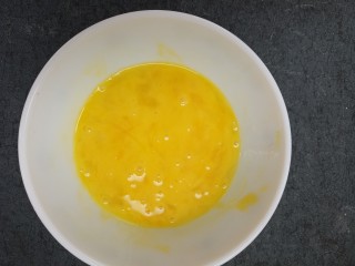 玉米火腿肠蛋茸汤,搅拌均匀