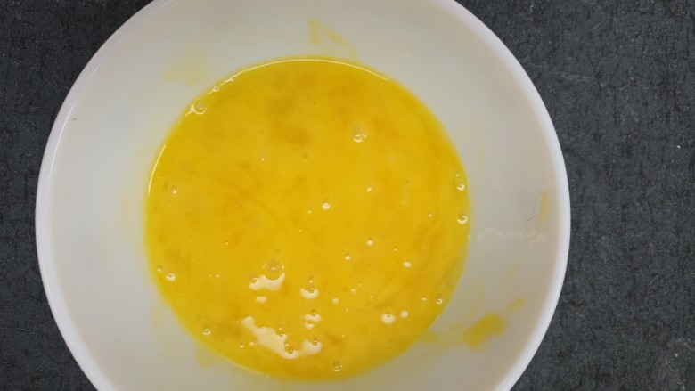 玉米火腿肠蛋茸汤,搅拌均匀