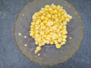 玉米火腿肠蛋茸汤,这是煮熟的玉米粒