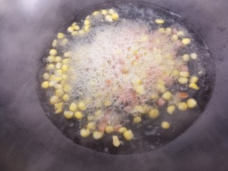 玉米火腿肠蛋茸汤,把水烧开后