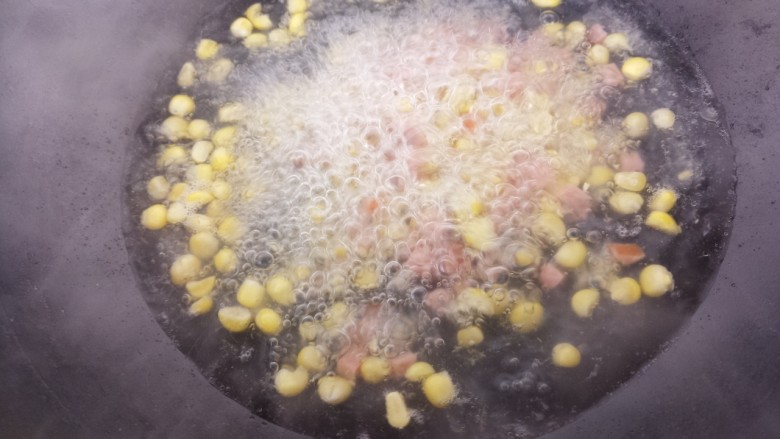 玉米火腿肠蛋茸汤,把水烧开后