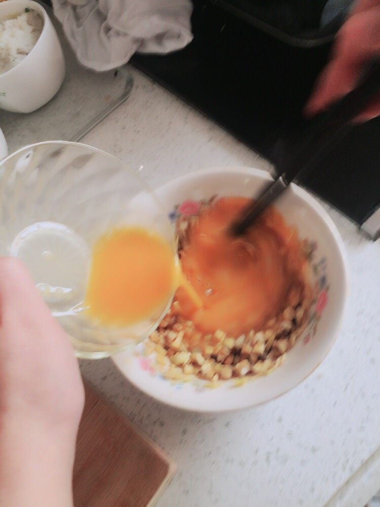 家常做法～笋尖蒸蛋,将蛋液倒入碗中，一边倒一边搅拌，要向一个方向搅拌