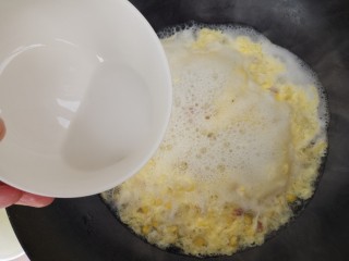 玉米火腿肠蛋茸汤,然后加入调好的淀粉