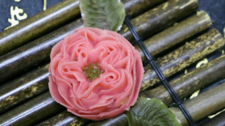韩式裱花蔓越莓烟囱包,绿叶也是用104花嘴，画圈的方式转一圈。