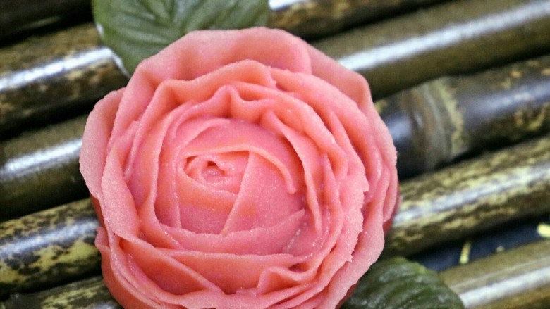 韩式裱花蔓越莓烟囱包,如果想要自然点的褶皱玫瑰，可以抖动着裱花袋，就可以出现如图的花纹褶皱