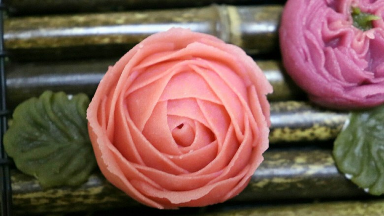 韩式裱花蔓越莓烟囱包,做好后冷冻定型。