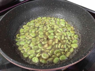 葱香蚕豆,加适量的水焖煮