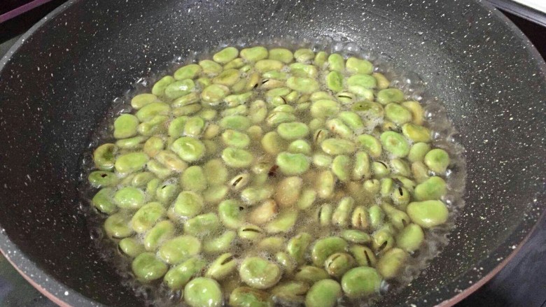 葱香蚕豆,加适量的水焖煮