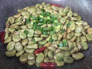 葱香蚕豆,出锅撒上葱花