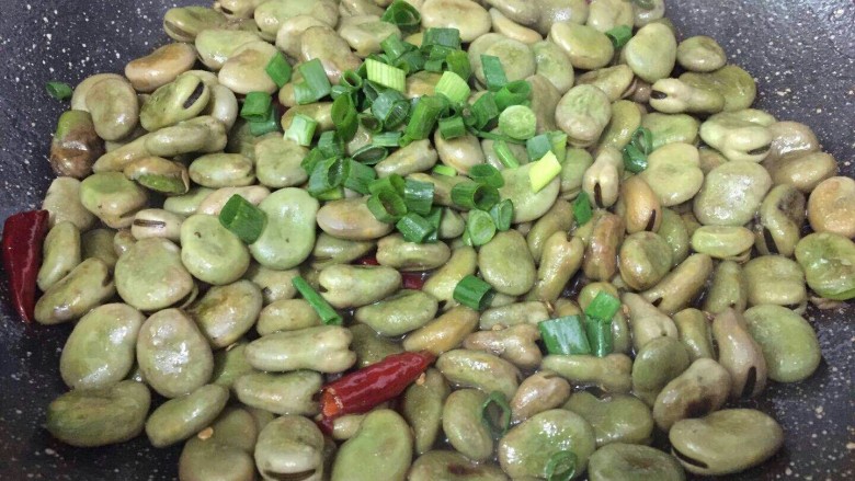 葱香蚕豆,出锅撒上葱花
