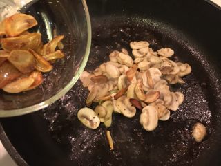 炙烧雪花牛,蘑菇片放回锅里，蒜头片放一半