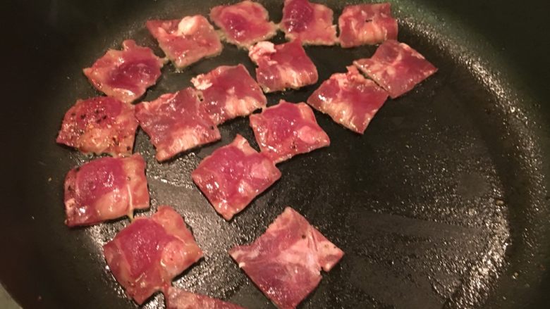 炙烧雪花牛,原锅继续煎牛肉片！这很薄！0.1cm……每面约5～6秒！