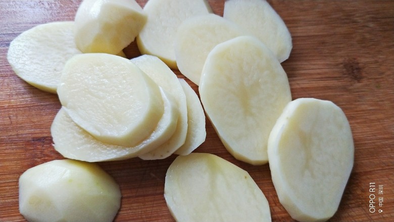 芦笋土豆泥沙拉,土豆洗净去皮切厚片