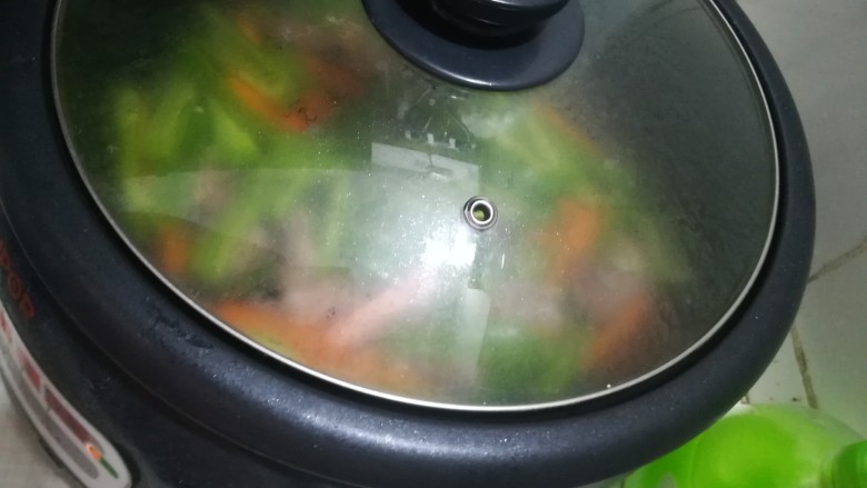 胡萝卜青椒炒猪心,盖上盖子，因为我的锅不够火候