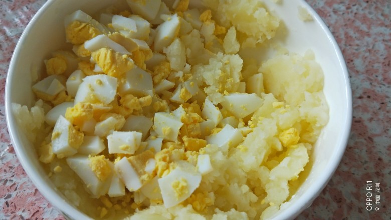 芦笋土豆泥沙拉,把切块儿的鸡蛋拌到土豆泥里