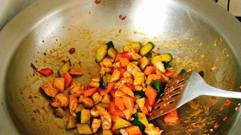 豆瓣鸡肉丁,胡萝卜熟后放入彩椒翻炒，加入几块黄瓜丁点缀颜色，淋入芡粉后大火收汁儿即可