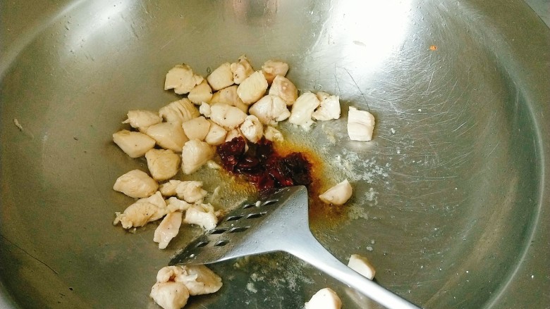 豆瓣鸡肉丁,加入豆瓣酱，炒出红油，此处可以另起锅炒