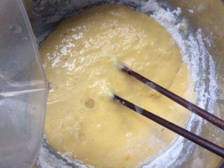 卡罗松饼粉版—华夫饼,搅拌均匀后加入水，慢慢的加，一边加水，一边搅拌