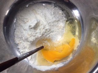 卡罗松饼粉版—华夫饼,把鸡蛋打入面粉中搅拌
