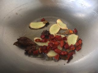 笋干红烧肘花肉,然后放入干辣椒，煸炒出香味。