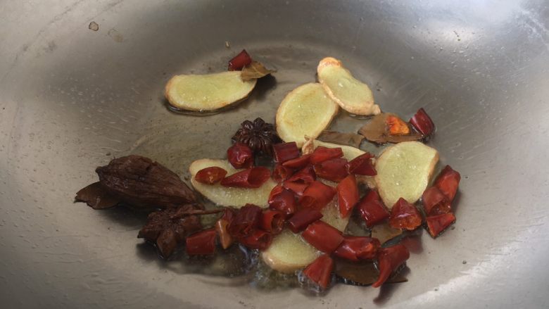 笋干红烧肘花肉,然后放入干辣椒，煸炒出香味。