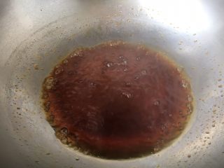 笋干红烧肘花肉,此时关火，倒入一小碗的开水（倒水时用锅盖遮挡一下），再开大火将糖色水煮开后盛出备用。
炒糖色水时注意调节火的大小，避免外溅伤人。
如果不习惯熬糖色也可略去此步骤，在菜谱中的第22步骤大火收汁时放入冰糖。