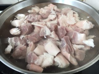 笋干红烧肘花肉,肘子肉焯水，锅里放适量的凉水，2勺黄酒，肘子肉，大火煮开，汆烫2分钟左右。