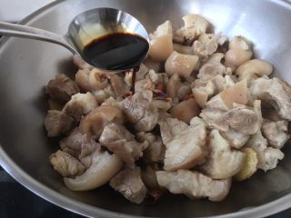 笋干红烧肘花肉,放入焯过水的肘子肉，翻炒均匀，煸炒2分钟左右，放入80g的生抽。