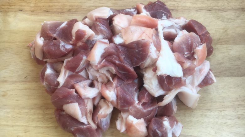 笋干红烧肘花肉,购买猪肘子时请商家将猪肘子的骨头剔去（另外煲汤用），将肉切成麻将块大小，将肉清洗干净备用。