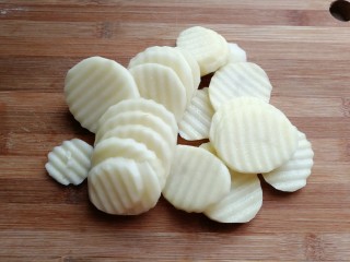 香爆土豆片,用花刀切成均匀的土豆片