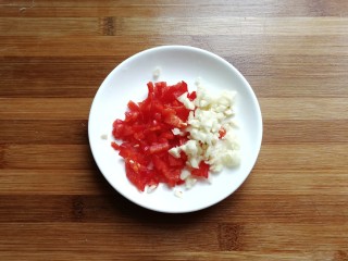 香爆土豆片,准备适量蒜末和红椒碎备用